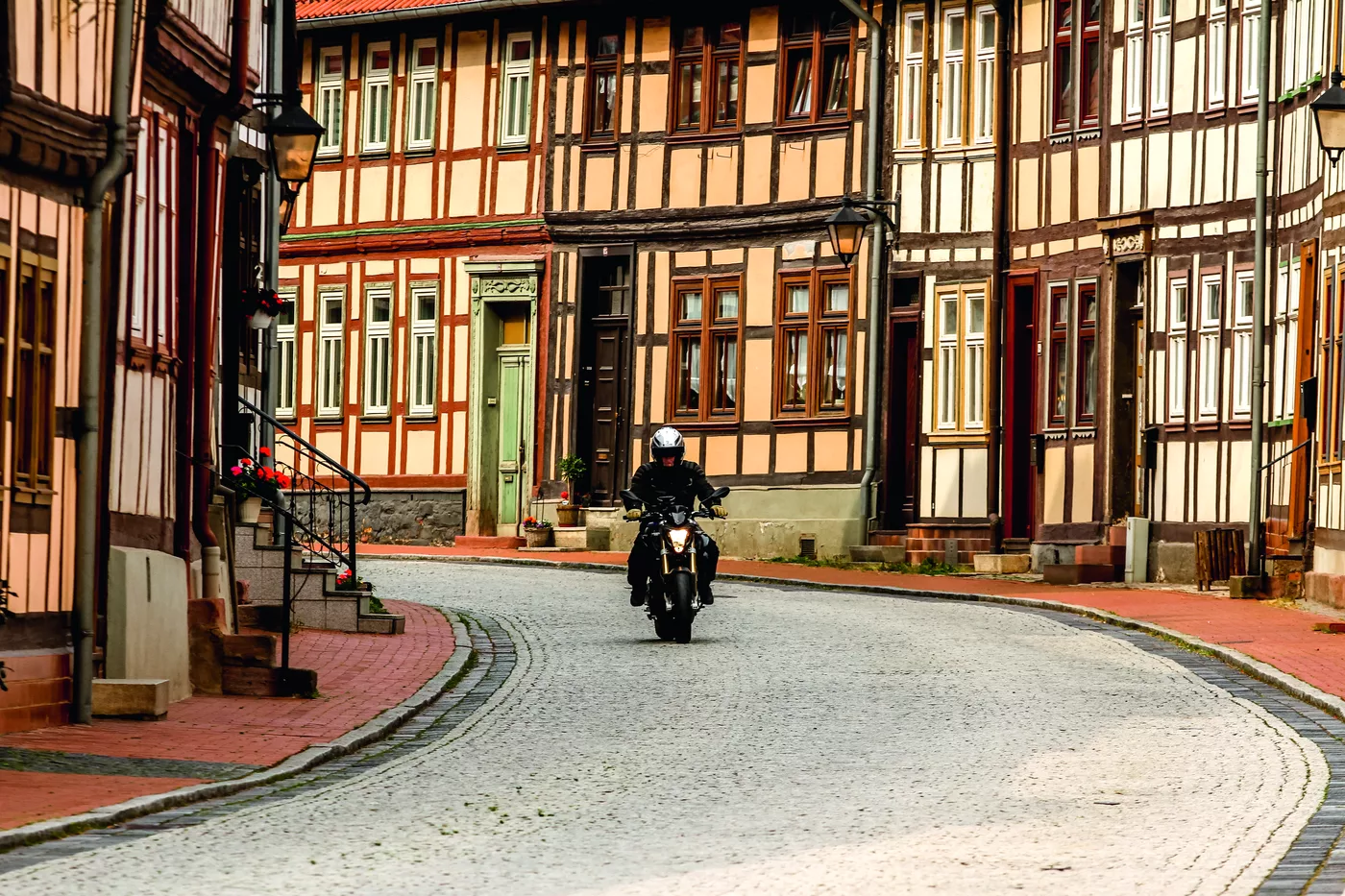 Motorrad in einer Gasse zwischen Fachwerkhäusern in Stolberg Motorrad in einer Gasse zwischen Fachwerkhäusern in Stolberg